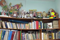 "Библиотека" располагается  на втором этаже. "Библиотека" разделена на две зоны: зона для работы взрослых, зона для работы детей.
Весь книжный фонд разделен на три части:
1. Литература для  управленческого персонала, педагогов.
2. Литература для воспитанников (десткая литература).
3. Репродукции картин, иллюстративный материал, дидактические пособия.
Книжный фонд дошкольного учреждения составляет более 300 экземпляров. Книжный фонд находится в "библиотеке", в групповых помещениях, в методическом кабинете, в кабинете руководителя.
Весь книжный фонд учитывается