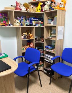 "Библиотека"  - зона для размещения пособий, библиотечное место для взрослых